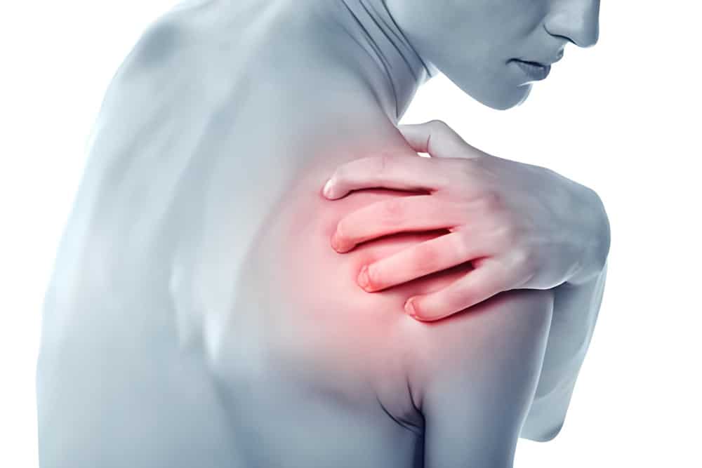 persona con dolor en el hombro