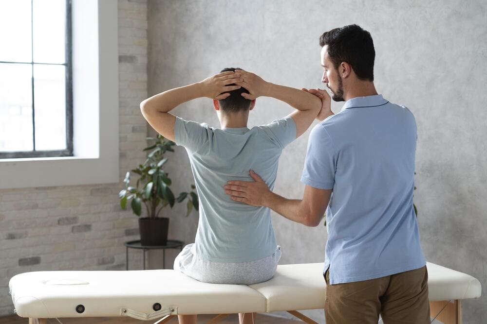 hombre ayudando al paciente fisioterapia espalda