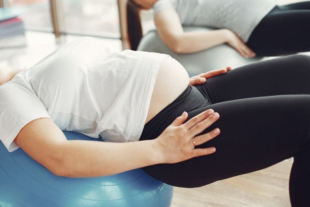 mujeres embarazadas haciendo ejercicio suelo pélvico