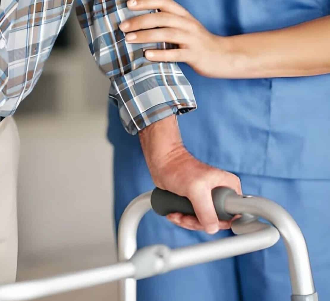 anciano preocupado en consulta fisioterapeuta