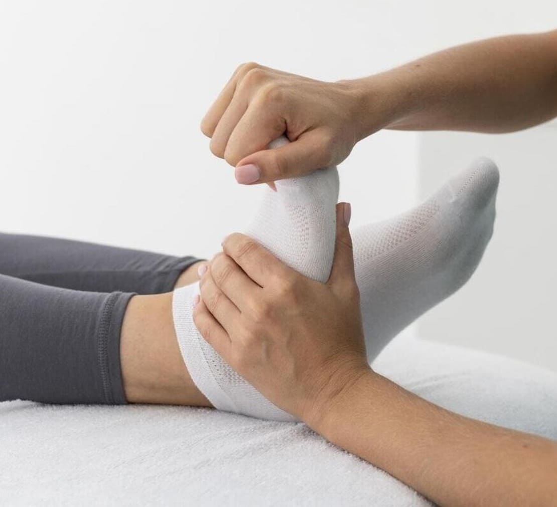 mujer teniendo sesión de fisioterapia clínica