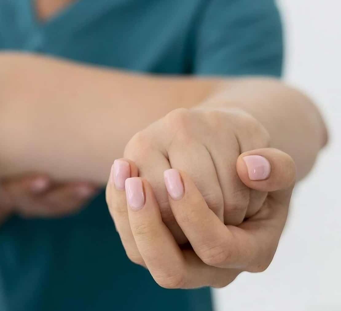 mujer teniendo sesión de fisioterapia reumatológica min