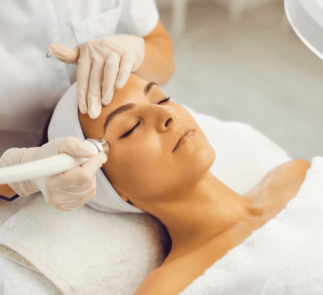 mujer tratandose con radiofrecuencia