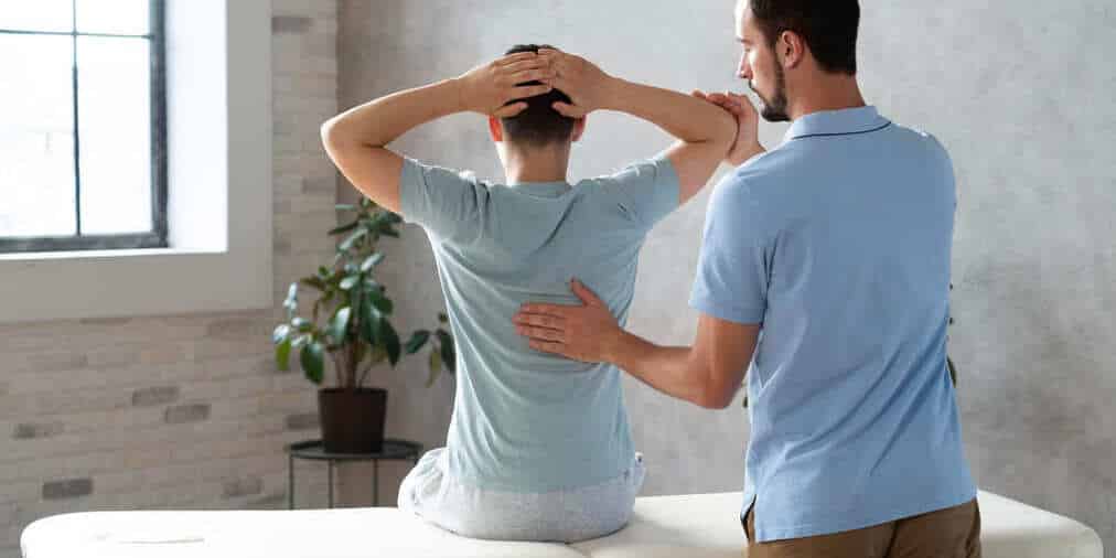 fisioterapeuta guiando ejercicio dolor espalda paciente